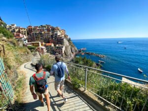 Olman & Michael walking to Manarolo Harbor