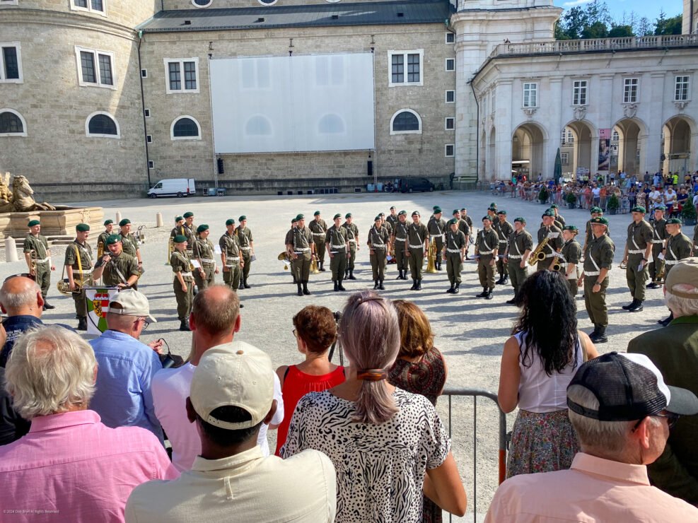 Salzburg 41 Band in Residenzplatz